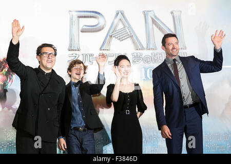 Tokio, Japan. 1. Oktober 2015. (L, R) Regisseur Joe Wright, junge Schauspieler Levi Miller, japanische Pop-Sängerin Seiko Matsuda und Schauspieler Hugh Jackman Welle zu den Medien während der japanischen premiere für den Film Pan in Roppongi Hills Arena am 1. Oktober 2015, Tokio, Japan. Der Film trifft japanische Theater am 31. Oktober. Credit: Rodrigo Reyes Marin/AFLO/Alamy Live News Stockfoto