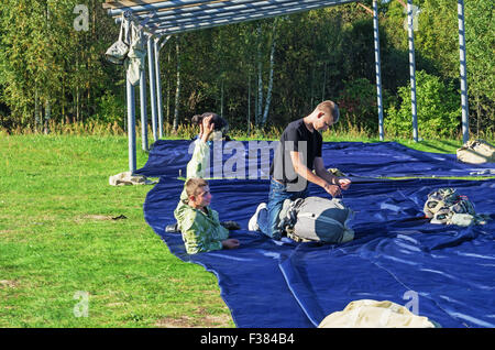 Fallschirmspringer - 2014. Verpackung von Fallschirmen. Stockfoto