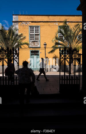 Alten verlassenen Gebäude in der Calle Padre Moore, vor der Kirche Nuestra Señora de Concepcion, Teneriffa, Kanarische Inseln, Spanien Stockfoto