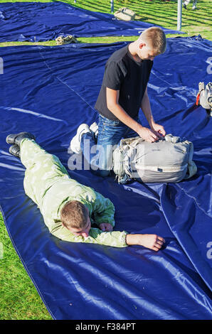 Fallschirmspringer - 2014. Verpackung von Fallschirmen. Stockfoto