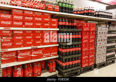 Coca Cola-Anzeige im Supermarkt, UK Stockfoto