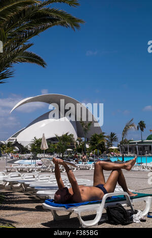 Blick auf das Auditorio Adan Martin aus dem Parque Maritimo Cesar Manrique in Santa Cruz, Teneriffa, Kanarische Inseln, Spanien. Stockfoto