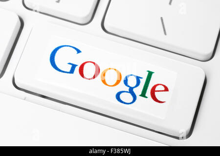 Kiew, UKRAINE - 10. Januar 2015: Tastatur mit Google Logo, auf Papier gedruckt und auf Button platziert. Stockfoto