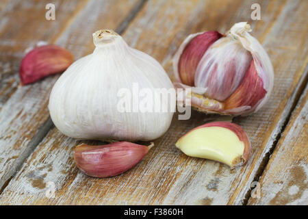 Knoblauchzehen auf rustikalen Holzoberfläche Stockfoto