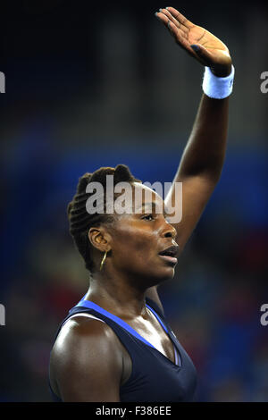 Wuhan, China Hubei Provinz. 1. Oktober 2015. Venus Williams aus den USA winkt der Menge nach einem Viertelfinalspiel gegen Johanna Konta des Königreichs auf 2015 WTA Wuhan Open Tennisturnier in Wuhan, der Hauptstadt der Provinz Zentral-China-Hubei, 1. Oktober 2015. Venus Williams gewann 2: 1. Bildnachweis: Cheng Min/Xinhua/Alamy Live-Nachrichten Stockfoto