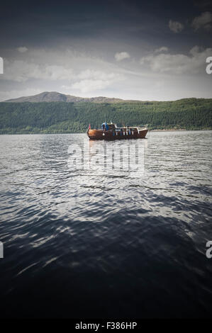 Boot auf dem Loch Ness mit einem stimmungsvollen, geheimnisvolle fühlen - Schottisches Hochland. Stockfoto