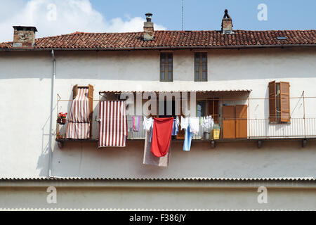 Wäsche zum Trocknen auf dem Balkon hängen. Stockfoto