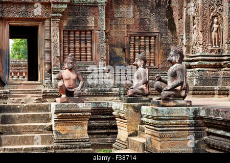 Statuen der Wächter-Affen im Banteay Srei Tempel. Angkor Archäologischer Park, Provinz Siem Reap, Kambodscha. Stockfoto