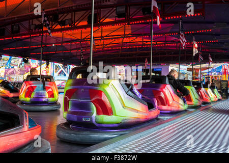 Fahrgeschäfte. Dodgem Autos oder autoscooter Ready at Goose Fair, Nottingham, England, UK zu starten Stockfoto