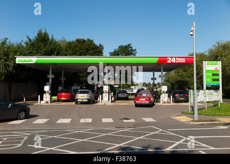 Oxford Wheatley ASDA Supermarkt Tankstelle Vorplatz außerhalb Oxford, Oxfordshire, Vereinigtes Königreich. Stockfoto