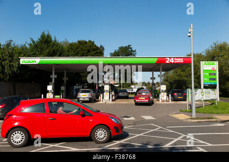 Oxford Wheatley ASDA Supermarkt Tankstelle Vorplatz außerhalb Oxford, Oxfordshire, Vereinigtes Königreich. Stockfoto