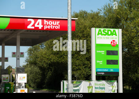 Oxford Wheatley ASDA Supermarkt Tankstelle Vorplatz außerhalb Oxford, Oxfordshire, Vereinigtes Königreich. Stockfoto