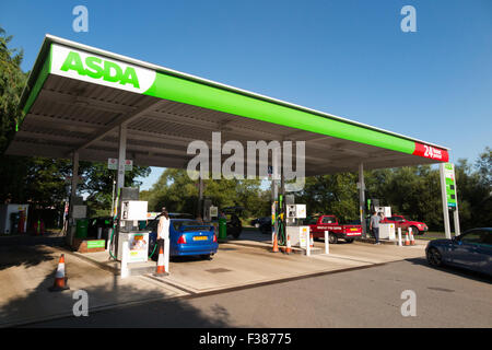 Asda Oxford Wheatley Supermarkt Tankstelle vor Oxford, Oxfordshire, Großbritannien. Stockfoto