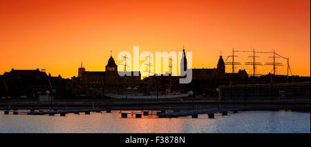 Silhouette der Stadt Szczecin (Stettin) Waterfront nach Sonnenuntergang, Polen. Stockfoto