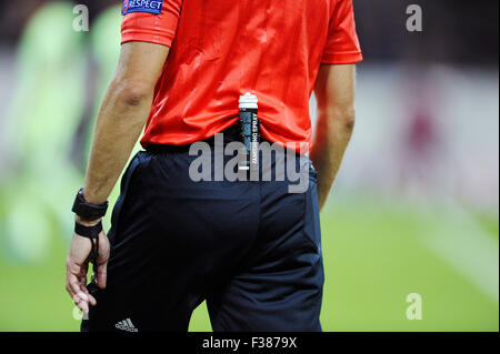 Mönchengladbach, Deutschland. 30. September 2015. UEFA Champions League, 2015/16 Prliminary Runde, 2. Spieltag, Borussia Mönchengladbach (Mönchengladbach, Gladbach) vs. Manchester City---Schiedsrichter mit Vanishing Spray Credit: Kolvenbach/Alamy Live-Nachrichten Stockfoto