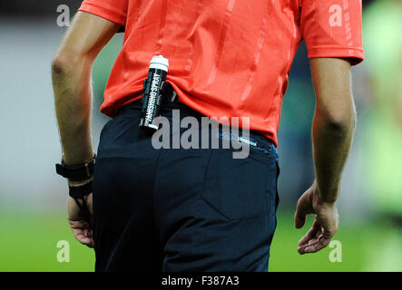 Mönchengladbach, Deutschland. 30. September 2015. UEFA Champions League, 2015/16 Prliminary Runde, 2. Spieltag, Borussia Mönchengladbach (Mönchengladbach, Gladbach) vs. Manchester City---Schiedsrichter mit Vanishing Spray Credit: Kolvenbach/Alamy Live-Nachrichten Stockfoto