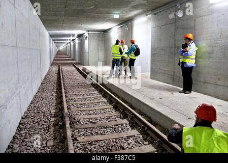 Gardelegen, Deutschland. 1. Oktober 2015. Journalisten sehen Zug u-Bahn-Tunnel in der Schnoeggersburg Ausbildung Stadt Heer Kampftraining mitten in der Nähe von Gardelegen, Deutschland, 1. Oktober 2015. Der Plan ist, eine komplette Ausbildung Stadt bis 2020, mit mehr als 500 Gebäude einschließlich Wolkenkratzer, ein Stadion, Flughafen, Elendsviertel, u-Bahn und Abwasserkanal System zu bauen. Soldaten sind hier zum ersten Mal Anfang 2018 bis zu 1500 gleichzeitig zu trainieren. Aktuell geschätzte Baukosten rund 118 Millionen Euro betragen. Foto: JAN WOITAS/DPA/Alamy Live-Nachrichten Stockfoto