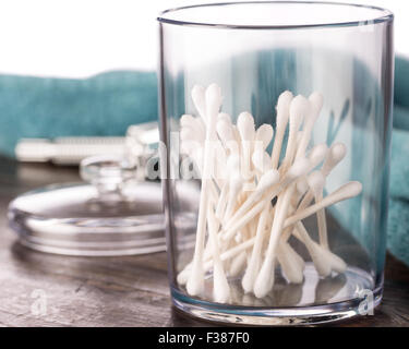 Wattestäbchen in klaren Kunststoff-Glas im Bad Stockfoto