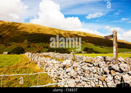 Öffentliche Maultierweg zu A683 Wegweiser, Cumbria UK England unterzeichnet, stellen Wegweiser Stockfoto