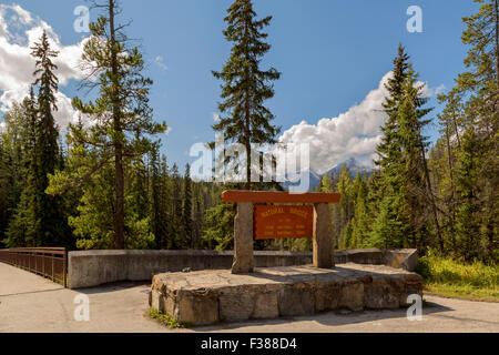 Natural Bridge Schild am Kicking Horse River im Yoho-Nationalpark, Rocky Mountains, British Columbia, Kanada, Nordamerika. Stockfoto