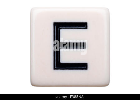 Eine Makroaufnahme einer Spiel Kachel mit dem Buchstaben E drauf auf einem weißen Hintergrund. Stockfoto