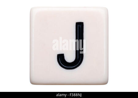 Eine Makroaufnahme einer Spiel Kachel mit dem Buchstaben J drauf auf einem weißen Hintergrund. Stockfoto