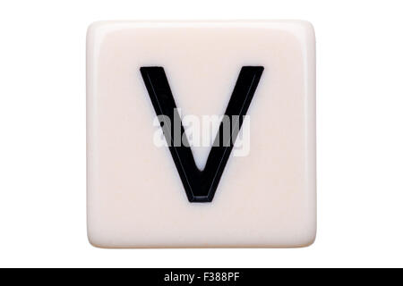 Eine Makroaufnahme einer Spiel Kachel mit dem Buchstaben V drauf auf einem weißen Hintergrund. Stockfoto
