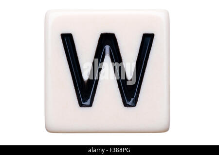 Eine Makroaufnahme einer Spiel Kachel mit dem Buchstaben W drauf auf einem weißen Hintergrund. Stockfoto