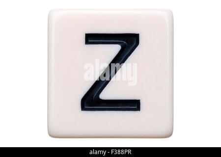 Eine Makroaufnahme einer Spiel Kachel mit dem Buchstaben Z drauf auf einem weißen Hintergrund. Stockfoto