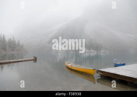 Frühen Schnee im September, Moraine Lake im Valley of the Ten Peaks, Banff Nationalpark, Alberta, Kanada, North America. Stockfoto