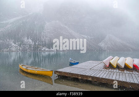 Early snow in September, Moraine Lake in the Valley of the Ten Peaks, Banff National Park, Alberta, Canada, North America. Stockfoto