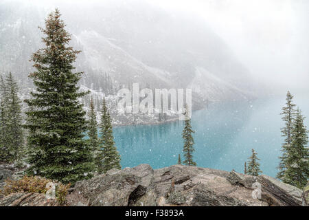 Frühen Schnee im September am Moraine Lake, gesehen von Rockpile, Valley of the Ten Peaks, Banff Nationalpark, Alberta, Kanada Stockfoto