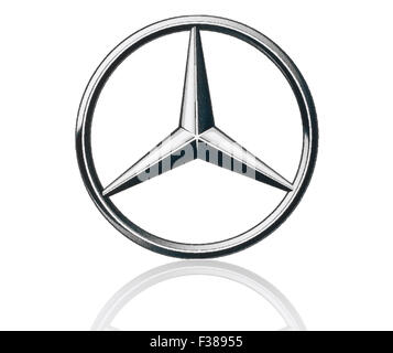 Kiew, UKRAINE - 21. März 2015: Mercedes Benz Logo auf Papier gedruckt und auf weißem Hintergrund platziert. Stockfoto