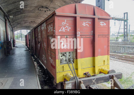 Alte verlassene bunten Zug rot und gelb mit Tags und grafiti Stockfoto