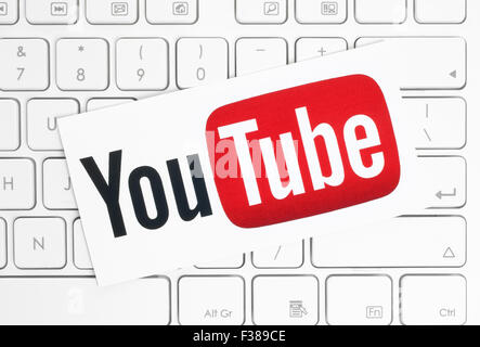 Kiew, UKRAINE - 15. April 2015: YouTube Logo gedruckt auf Papier und auf weißen Tastatur gelegt. Stockfoto