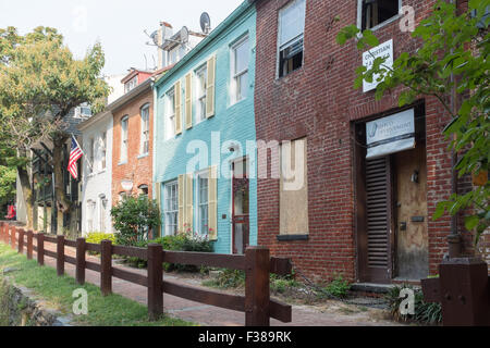 Reihe von Stadthäusern in Cleveland und Ohio Kanal Leinpfad in Georgetown, Washington DC Stockfoto