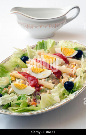 Tablett mit russischem Salat und Aufsatz im Hintergrund Stockfoto