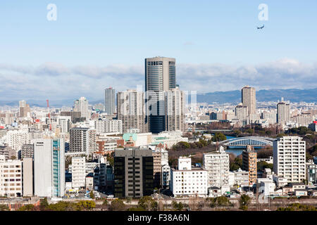 Osaka City von oben die Burg von Osaka gesehen. Fluss, die Brücke und die hohe Gebäude, Wohnungen und Bürogebäude gegen Morgen Himmel, Flugzeug über Fliegen. Stockfoto