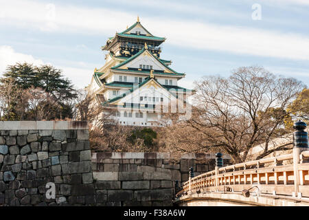 Burg von Osaka, main Borogata halten, tenshu, mit defensiven Graben und Tor in der äußeren Wand- und hölzerne Brücke über den inneren Graben, am frühen Morgen Licht. Stockfoto