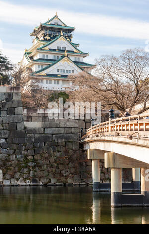 Burg von Osaka, main Borogata halten, tenshu, mit defensiven Graben und Tor in der äußeren Wand- und hölzerne Brücke über den inneren Graben, am frühen Morgen Licht. Stockfoto