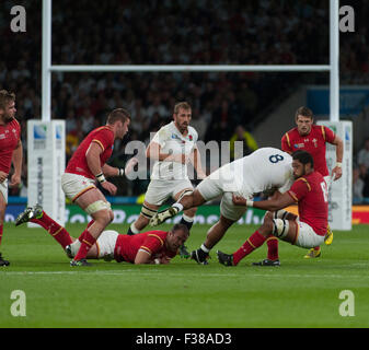 Twickenham Stadium, London, UK. 26. September 2015. England V Wales, brachte Billy Vunipola auf den Boden von Taulupe Faletau. Stockfoto