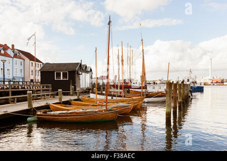 Alte hölzerne Jollen vertäut am Museum Hafen Flensburg Stockfoto