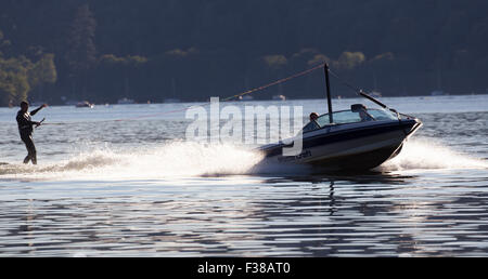 Lake Windermere, Cumbria, UK. 1. Oktober 2015. UK Wetter sonniger Tag - Credit: Gordon Shoosmith/Alamy Live News Stockfoto