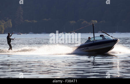 Lake Windermere, Cumbria, UK. 1. Oktober 2015. UK Wetter Sunny Day - Wasserski auf dem See-Kredit: Gordon Shoosmith/Alamy Live News Stockfoto