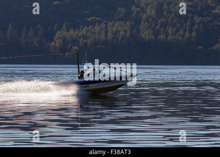 Lake Windermere, Cumbria, UK. 1. Oktober 2015. UK Wetter Sunny Day - Wasserski auf dem See-Kredit: Gordon Shoosmith/Alamy Live News Stockfoto