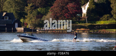 Lake Windermere, Cumbria, UK. 1. Oktober 2015. UK Wetter Sunny Day - Wasserski auf dem See-Kredit: Gordon Shoosmith/Alamy Live News Stockfoto