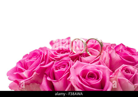 Zwei Trauringe auf rose Rosen, Top isoliert Stockfoto