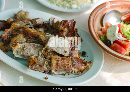 Gegrilltes Lamm mit griechische Vorspeise, Ansicht von oben Stockfoto