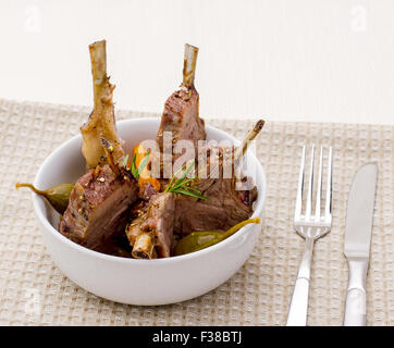 Gegrillte Rack vom Lamm mit Karotten, Zwiebeln und Kapern Stockfoto