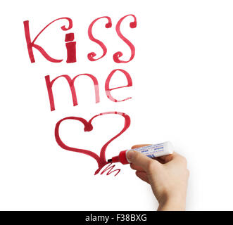 Weibliche Handschrift "kiss me" Marker auf einem weißen Hintergrund Stockfoto